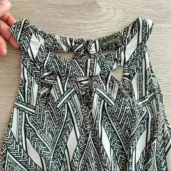 Y2K BLACK WHITE ZIG ZAG PATTERNS  LEEVELESS DRESS SIZE SMALL - Picture 2 of 5